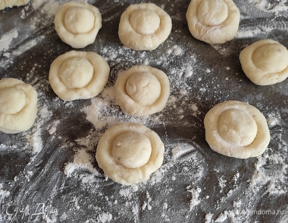 Получаются вот такие мини-грибочки. Засыпаем вареники в кипящую подсоленную воду, перемешиваем и варим после того, как всплывут, 2–3 минуты.