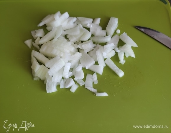 В это время мелко нарезаем лук.