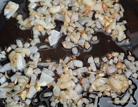 И обжариваем на растительном масле до золотистого цвета. Поливаем готовые вареники и подаем к столу. Приятного аппетита!