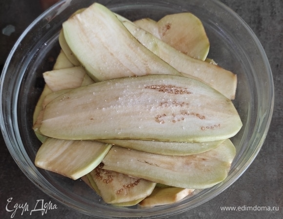 Складываем в чашу, солим и оставляем на 10–15 минут, после чего сливаем лишний сок.