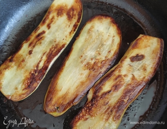 Обжариваем на растительном масле с двух сторон. Выкладываем на салфетку, чтобы убрать лишнее масло.