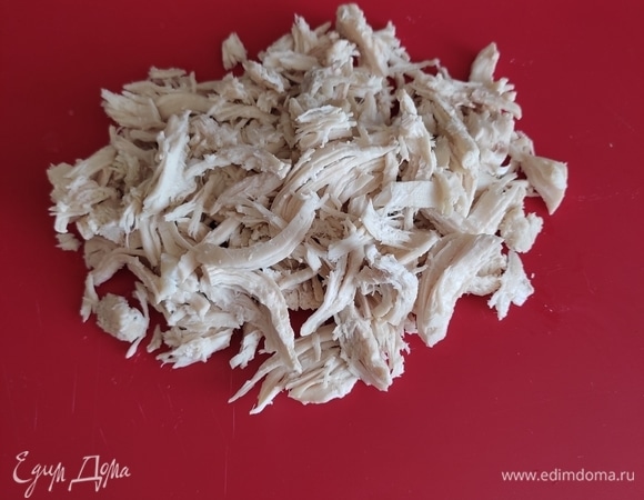 Куриное филе отвариваем до готовности, разбираем на волокна.