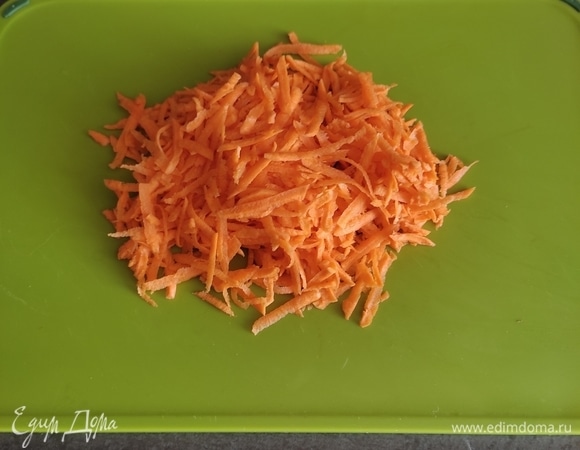 Морковь моем, чистим и трем на крупной терке.