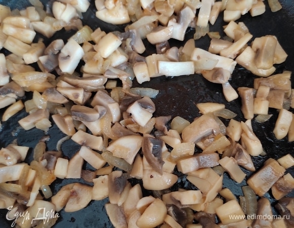 Шампиньоны обжариваем с луком до золотистой корочки.