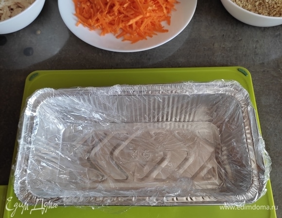 Берем форму для кексов, у меня одноразовая фольговая, выстилаем ее пищевой пленкой.