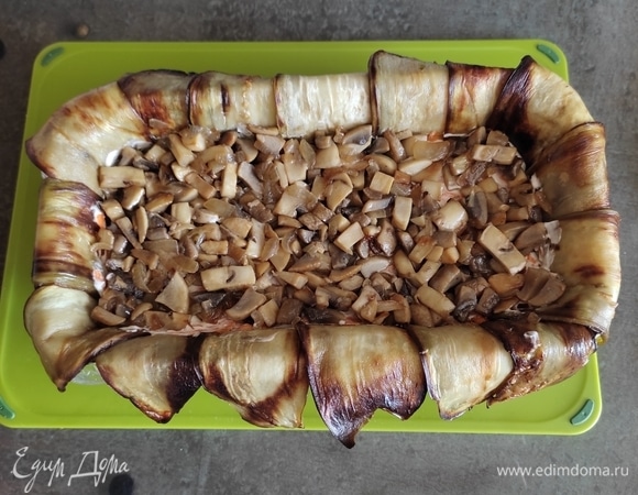 Следующим слоем выкладываем грибы, смазываем майонезом.