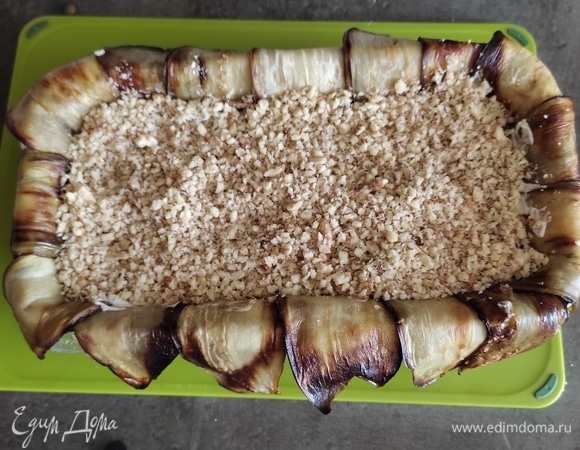 И последним слоем выкладываем измельченный в мелкую крошку грецкий орех.