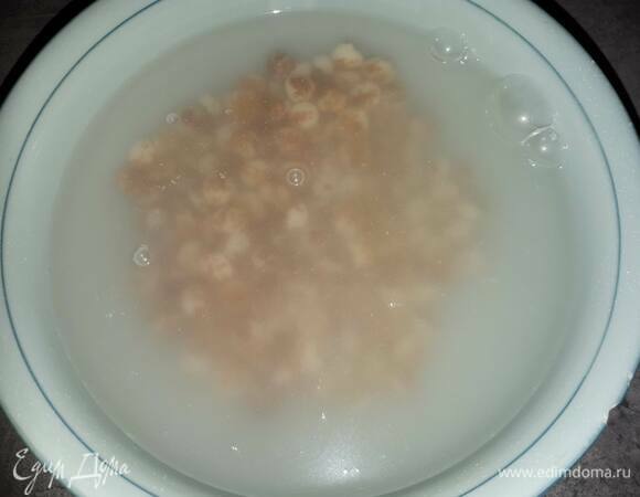 Для орчаты из чуфы промойте чуфу в воде, пока она не станет прозрачной.