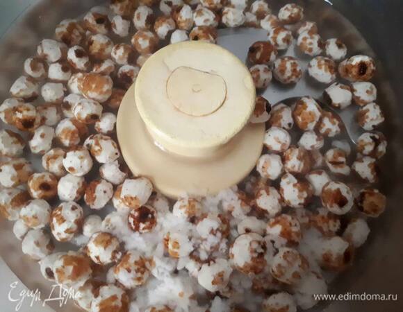 Поместите чуфу в блендер вместе с сахарной пудрой и 1 л воды. Измельчите до однородного состояния.