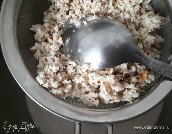 Процедите через сито, а затем через марлю. У меня на фото кусочки немного крупноваты, надо было подольше помолоть.