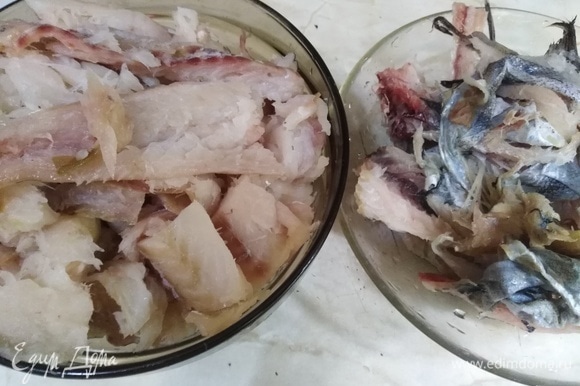 Рыбу почистить, разобрать на филе, удалив все кости и кожу. Из последних сварить рыбный бульон, процедить.