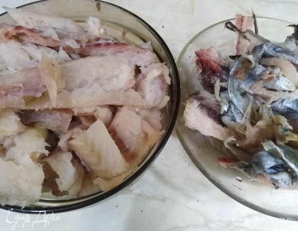 Рыбу почистить, разобрать на филе, удалив все кости и кожу. Из последних сварить рыбный бульон, процедить.