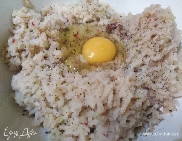 Филе прокрутить через мясорубку с репчатым луком и размоченным в молоке белым хлебом. Добавить соль, сахар, перец, яйца. Фарш хорошо перемешать.