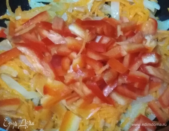 Всыпать натертую морковь, обжарить до изменения цвета. Добавить болгарский перец. Обжарить.