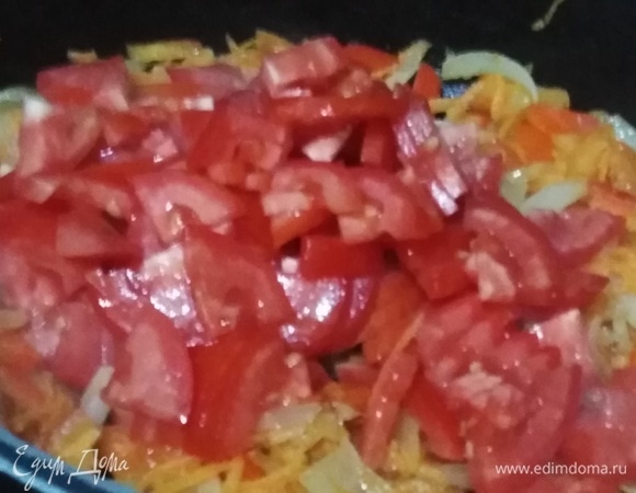 Нарезанные помидоры добавить к овощам. Обжарить.