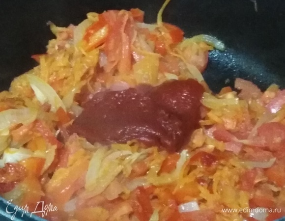 Добавить томатную пасту и сахар. Продолжить жарить.