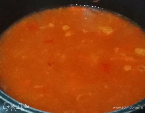 Влить рыбный бульон, посолить. Проварить в течение 7–10 минут.