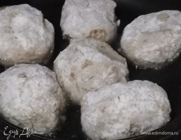 Из фарша сформировать котлеты. Обвалять в муке. Обжарить с двух сторон по 5 минут.