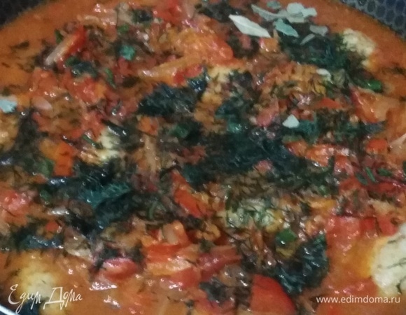 Добавить укроп и лавровый лист. Прокипятить под крышкой в течение 5 минут.