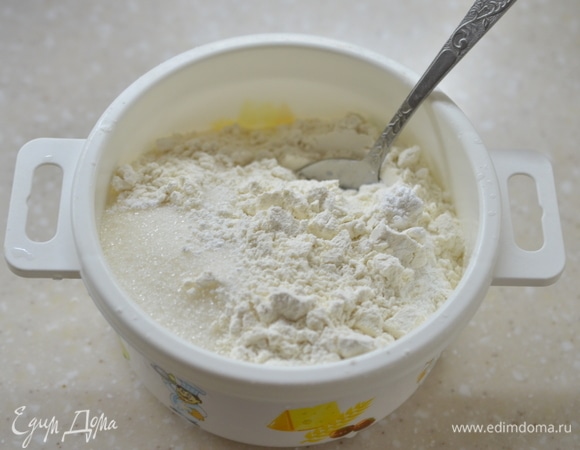 Смешайте манку, муку с разрыхлителем и сахар. Стаканы я использую 300 мл.