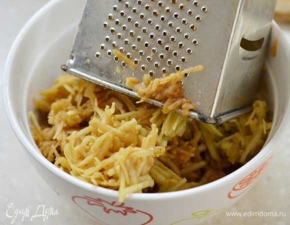 Яблоки почистите и натрите на терке. Если вас смущает, что яблоки потемнеют, полейте их лимонным соком. Меня это обстоятельство не волнует. У меня антоновка, которая содержит много железа, поэтому потемнела достаточно сильно.