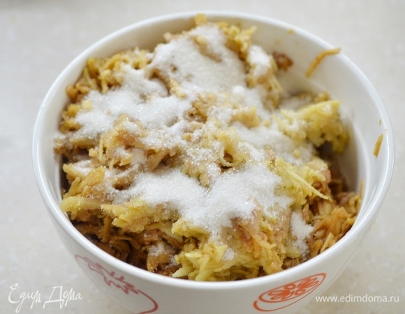 Яблоки посыпьте ванильным сахаром и перемешайте.