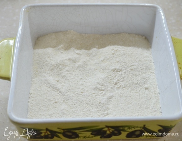 На дно жаропрочной формы выложите 1/3 сухой смеси.