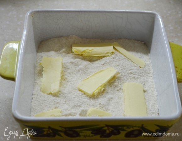 На нее — ломтики сливочного масла. Нижний слой может плохо пропитаться, поэтому с помощью масла увлажним его дополнительно.