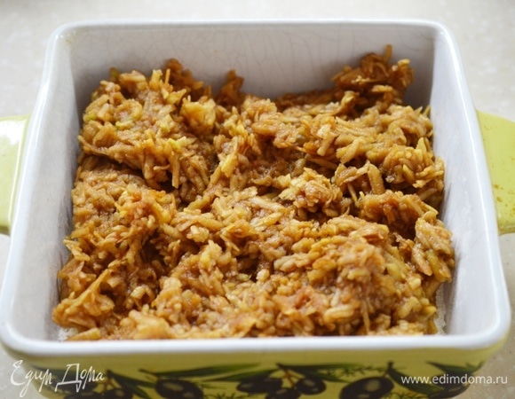 Яблоки перемешайте и половину выложите на сухой слой. Не утрамбовывайте яблоки, просто положите их — так пирог получится более воздушный.