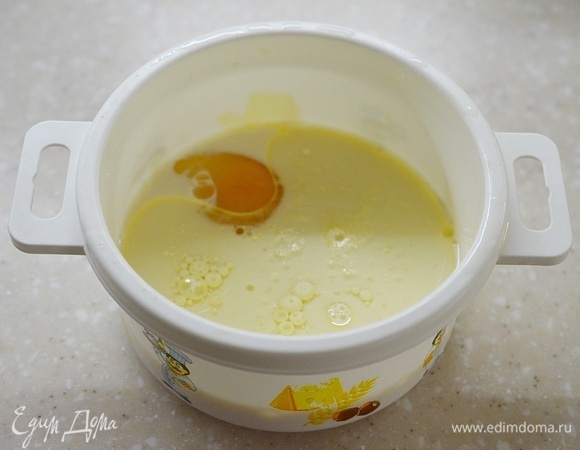 Взбейте венчиком молоко с яйцом и растительным маслом.