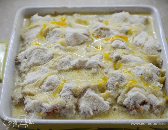 Полейте сверху пирог, оставив 50 мл. Выпекайте изделие 20 минут в разогретой до 180°C духовке.