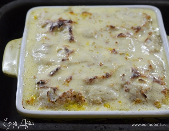 Достаньте пирог и с помощью кисточки распределите оставшуюся заливку по сухим местам. Отправьте пирог в духовку и доведите до полной готовности. Это займет примерно минут 25–30. Ориентируйтесь по своей духовке.