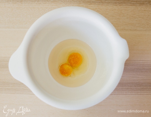 Соединить соль и растительное масло. Добавить яйцо и желток, взбить до однородной массы.