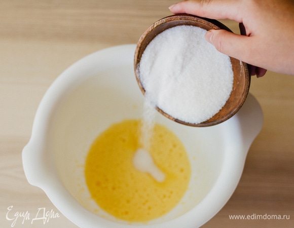 Всыпать сахар и ванильный сахар, не прекращая взбивать.