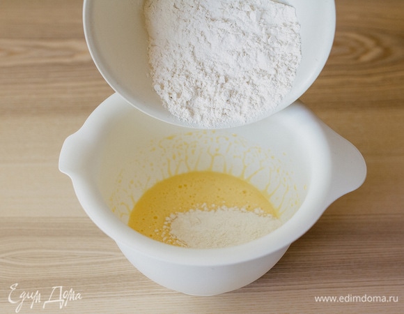 Добавляем 1 ст. просеянной муки и разрыхлитель.