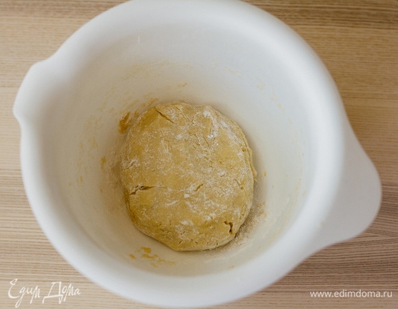 Вмешивая, постепенно добавлять остальную муку (ее может уйти больше или меньше), пока тесто по консистенции не начнет напоминать эластичный пластилин.