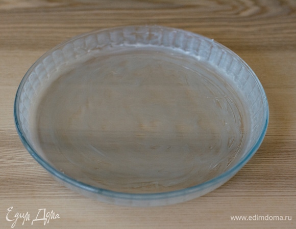 Форму смазать сливочным маслом.