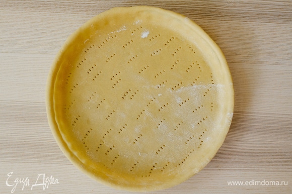 Выложить тесто в форму, лишнее срезать и наколоть вилкой. Из оставшегося теста можно вырезать и испечь песочное печенье.