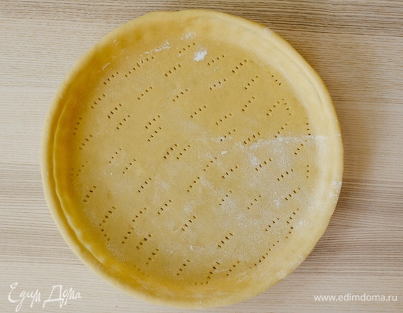 Выложить тесто в форму, лишнее срезать и наколоть вилкой. Из оставшегося теста можно вырезать и испечь песочное печенье.