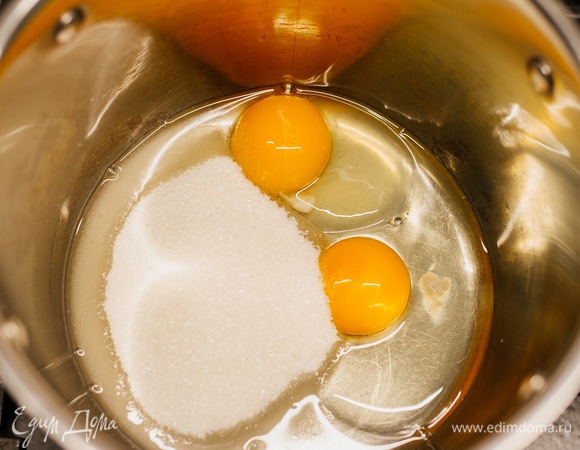 Засыпать сахаром и хорошо взбить миксером.