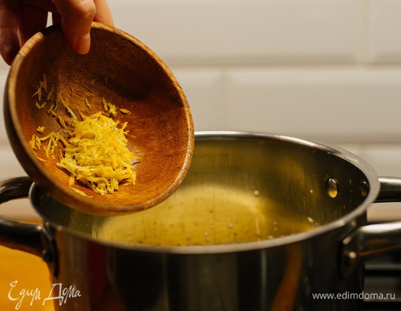 Добавить лимонную цедру.