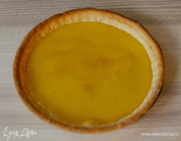 Равномерно распределить готовый лимонный крем по песочной основе.
