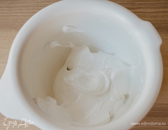 Для меренги белки взбить с сахарной пудрой до пышной устойчивой массы.