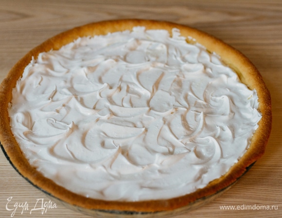 Выложить сверху на лимонный крем. Выпекать при 120°C до образования корочки на меренге (20–30 минут).