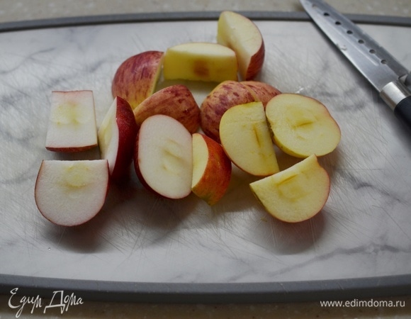 Яблоки вымойте, удалите семенную коробочку, нарежьте на средние дольки.