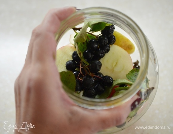 Черноплодку промойте и также уложите в банки. Можно использовать ягоды с листиками и веточками.