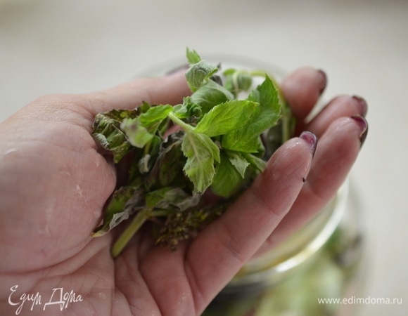 Мяту помойте.