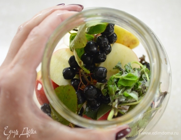 Положите в банки.