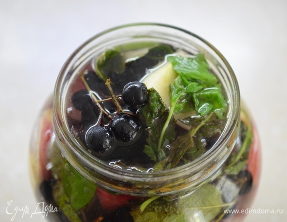 Вскипятите воду, залейте в банку по самое горлышко.