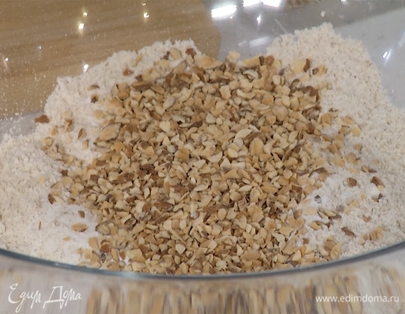В одной емкости смешать все сухие ингредиенты: цельнозерновую и овсяную муку, миндаль, разрыхлитель и соль.<br />